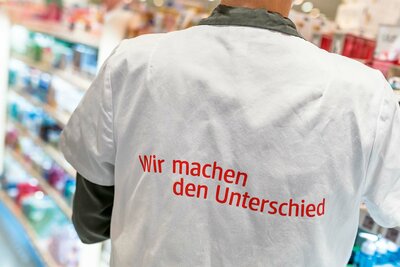 dm-drogerie markt, Mitarbeiter mit T-Shirt "wir machen den Unterschied"